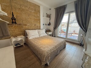 Camera Matrimoniale con Terrazzo e Vasca Idromassaggio | In-room safe, desk, laptop workspace, blackout drapes - Manna Blue Sky - Exclusive Rooms (Barletta)