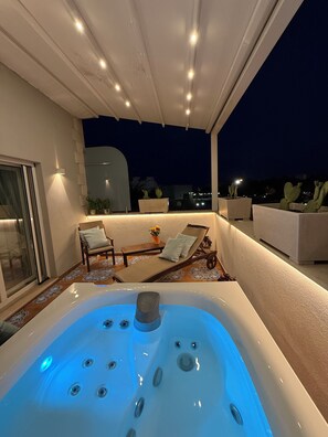 Camera Matrimoniale con Terrazzo e Vasca Idromassaggio | テラス / パティオ
