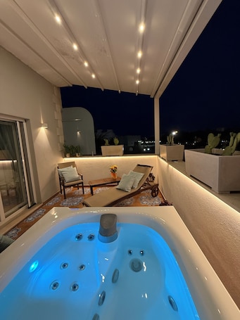 Camera Matrimoniale con Terrazzo e Vasca Idromassaggio | Terrace/patio