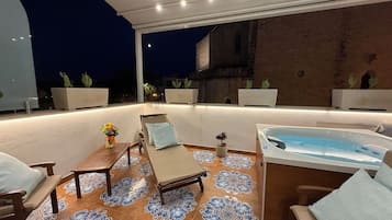 Camera Matrimoniale con Terrazzo e Vasca Idromassaggio | テラス / パティオ