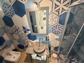 Camera matrimoniale con Balcone | Bagno | Doccia, asciugacapelli, pantofole, asciugamani