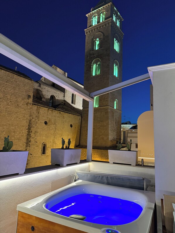Camera Matrimoniale con Terrazzo e Vasca Idromassaggio | Terrace/patio - Manna Blue Sky - Exclusive Rooms (Barletta)