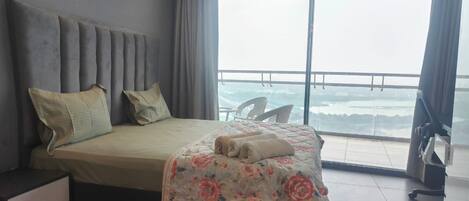 Luxury Room | Desk, rollaway beds, free WiFi, bed sheets