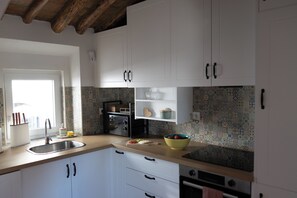 Frigorifero, microonde, forno, piano cottura