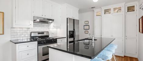 ثلاجة، ميكروويف، فرن، موقد طهي مسطح