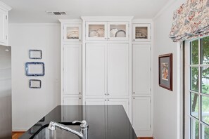 Interior - Yellow Rose - Short Drive to Downtown (Fredericksburg)