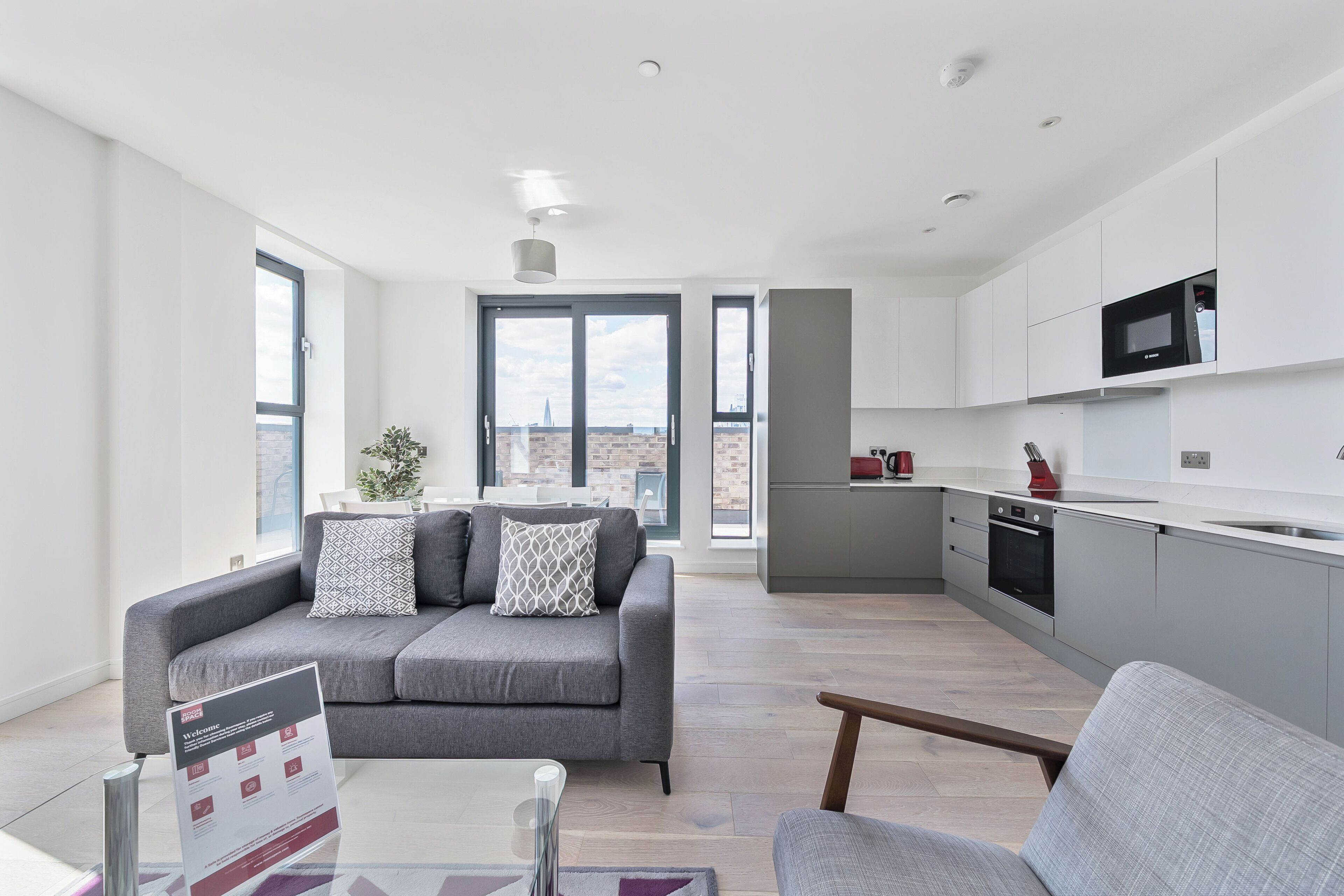 アパートメント 4 ベッドルーム | リビング エリア | 40 インチのスマートテレビ (デジタル放送視聴可)、iPod ドック