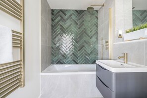 Estudio | Baño | Tina con regadera, secadora de cabello, toallas, papel de baño 