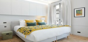 3 quartos, escrivaninha, ferros/tábuas de passar roupa, berço de viagem