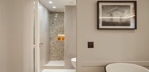 Douche, sèche-cheveux, serviettes fournies, savon