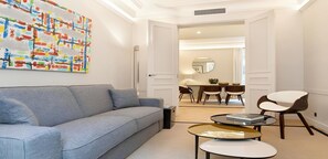 TV, DVD player, books, stereo - L’Appartement Bon Marché – A Saint-Germain Luxury Escape (Paris)