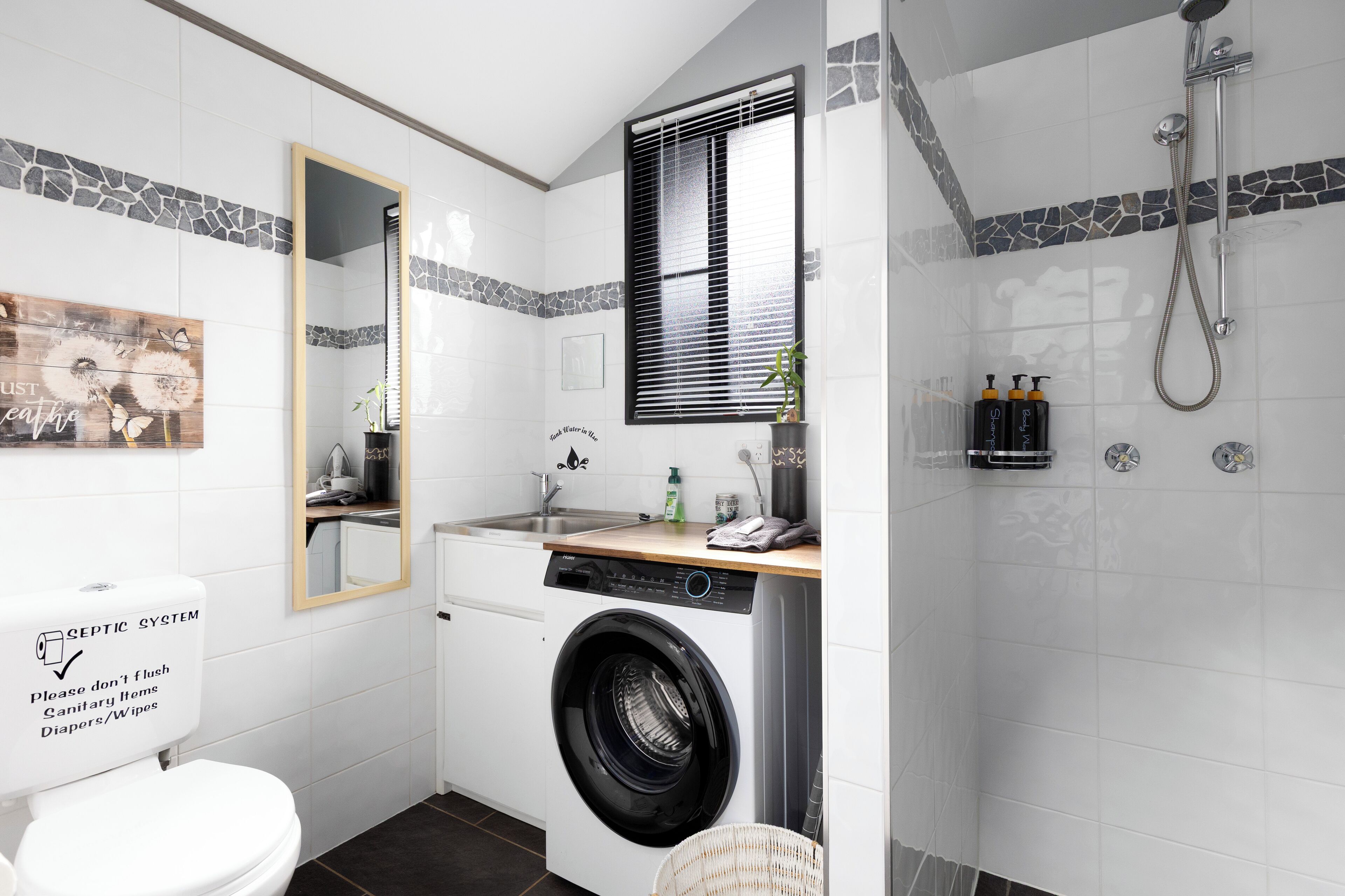 Douche, sèche-cheveux, serviettes fournies, savon