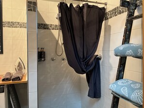 Dusj, hårføner, håndklær og såpe