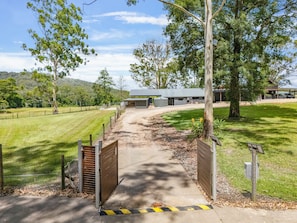 Property grounds - Secluded Getaway – Cabin & Barn Stay
7 minutes from beautiful Valla beach (Valla)