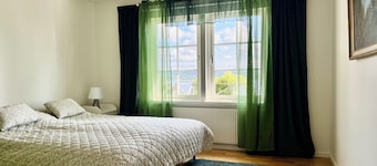 Spacious villa with incredible lake views! Bed linen is included. Newly renovated bathrooms