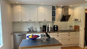 Microondas, horno, placa de cocina y lavavajillas