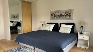 4 bedrooms, iron/ironing board, free WiFi, bed sheets