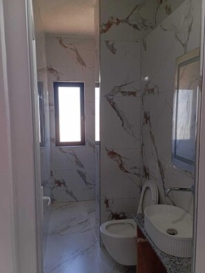 Free toiletries, soap, shampoo, toilet paper - Brian's Rooms (Sarande)