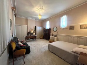 2 chambres, fer et planche à repasser, Wi-Fi, draps fournis