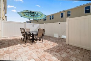 House | 4 bedrooms, Internet - Modern 4BR Townhome Near Disney in Gated Resort (Kissimmee)