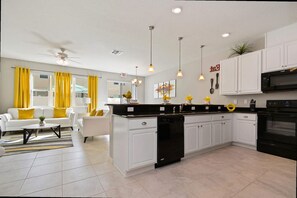 House | 4 bedrooms, Internet - Modern 4BR Townhome Near Disney in Gated Resort (Kissimmee)