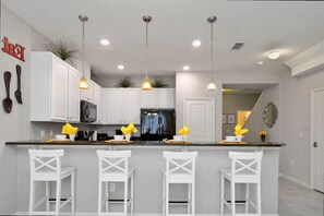 House | 4 bedrooms, Internet - Modern 4BR Townhome Near Disney in Gated Resort (Kissimmee)