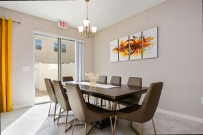 House | 4 bedrooms, Internet - Modern 4BR Townhome Near Disney in Gated Resort (Kissimmee)