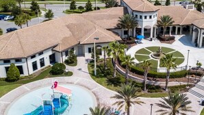 A hotel with a swimming pool, palm trees, and a fountain. - Chic 2Bd Family Retreat With Free Waterpark (Davenport)