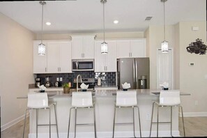 4 bedrooms, Internet - Bright 4Bd With Pool Resort Perks Near Disney (Kissimmee)