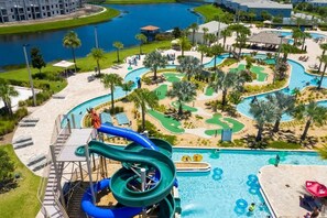 Ein Resort mit großem Pool, Wasserrutschen und Golfplatz.