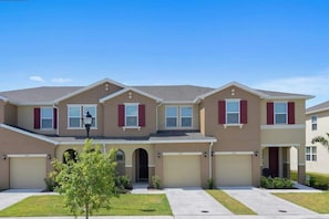 House | 4 bedrooms, Internet - Family 4Bd Townhome Near Disney w Pool Access (Kissimmee)