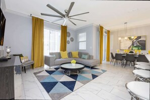 House | 4 bedrooms, Internet - Stunning 4Bd Near Disney w Pool Storey Lake 4369 (Kissimmee)