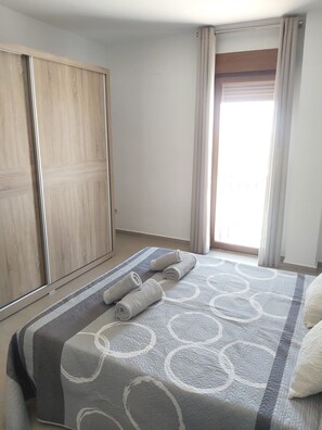 3 dormitorios, tabla de planchar con plancha, wifi gratis y ropa de cama