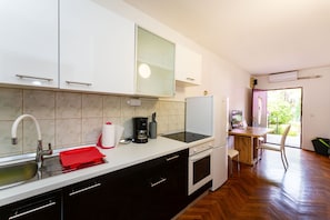 Apartment, 3 Bedrooms, Smoking, Patio | Private kitchen