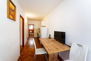Apartment, 3 Bedrooms, Smoking, Patio | Interior