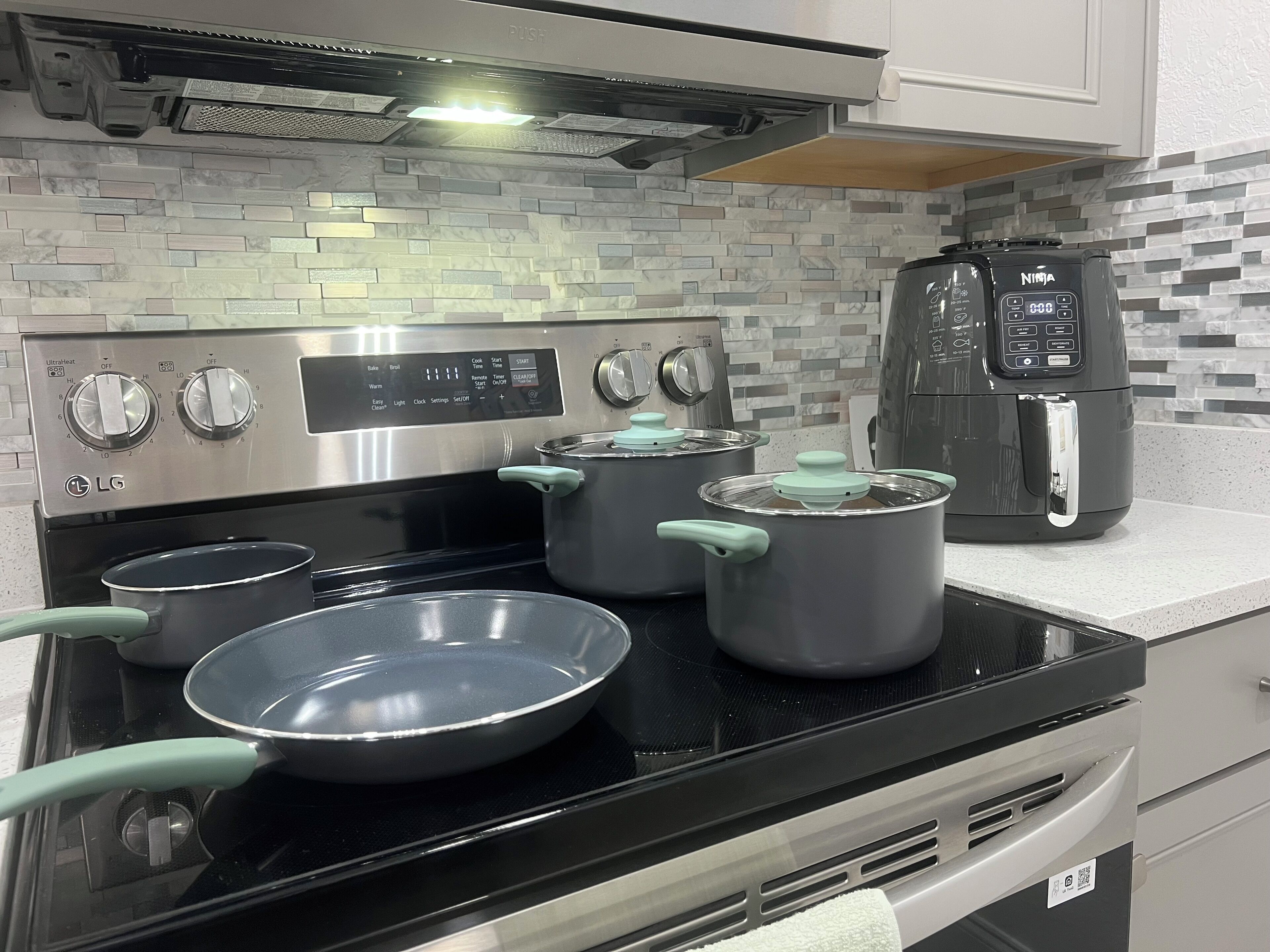 Microonde, forno, piano cottura, lavastoviglie