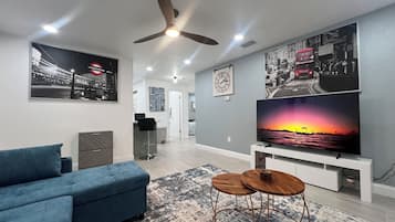 Televisión y chimenea