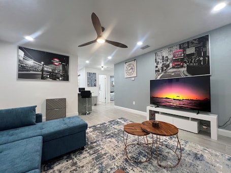 TV, fireplace. Poolside Heaven Near Clearwater Beach