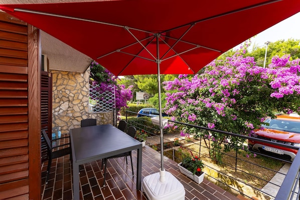 アパートメント 3 ベッドルーム 喫煙可 パティオ | 屋外ダイニングエリア