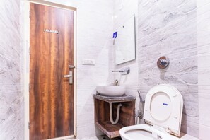 Chambre Triple | Salle de bain | Douche, chaussons, serviettes fournies, savon