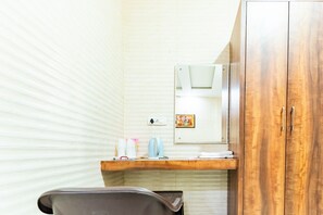 Family Room | In-room safe, soundproofing, iron/ironing board, free WiFi - jasneet home stay (Amritsar)