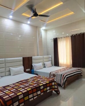 In-room safe, soundproofing, iron/ironing board, free WiFi - jasneet home stay (Amritsar)