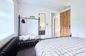 2 bedrooms, iron/ironing board, internet, bed sheets