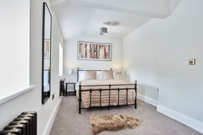 2 habitaciones, tabla de planchar con plancha, internet y ropa de cama