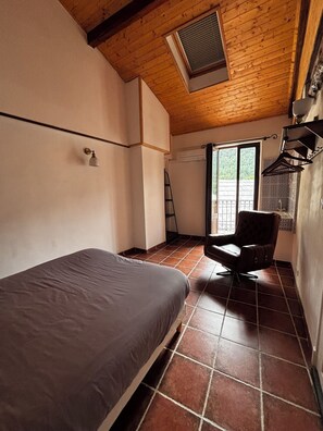 2 camere, culla da viaggio, lenzuola