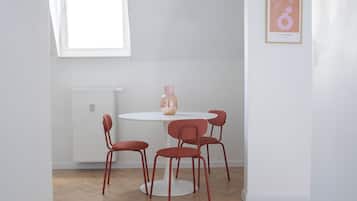 Studio Suite, City View | In-room dining