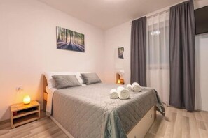 4 chambres, fer et planche à repasser, Wi-Fi, draps fournis