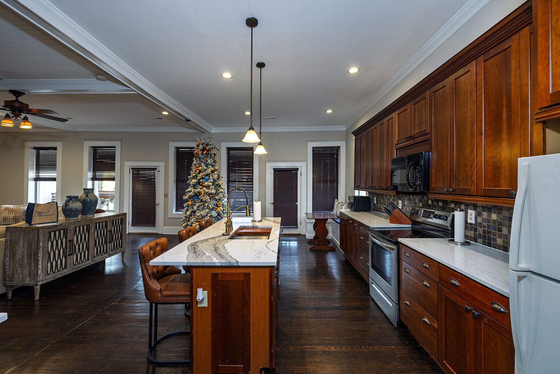 Micro-ondes, lave-vaisselle, cafetière/bouilloire