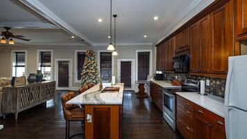 Four à micro-ondes, lave-vaisselle, cafetière-théière