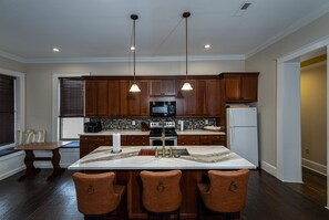 Mikroaaltouuni, astianpesukone, kahvin-/teenkeitin